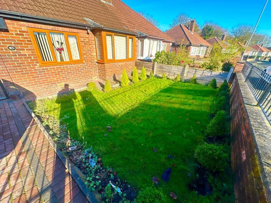 2 Bed Bungalow In Bolton Apartment Exterior photo